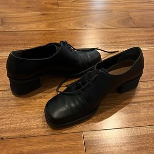 Ladies dress Naturalizer shoes, lace up ties, comfortable !